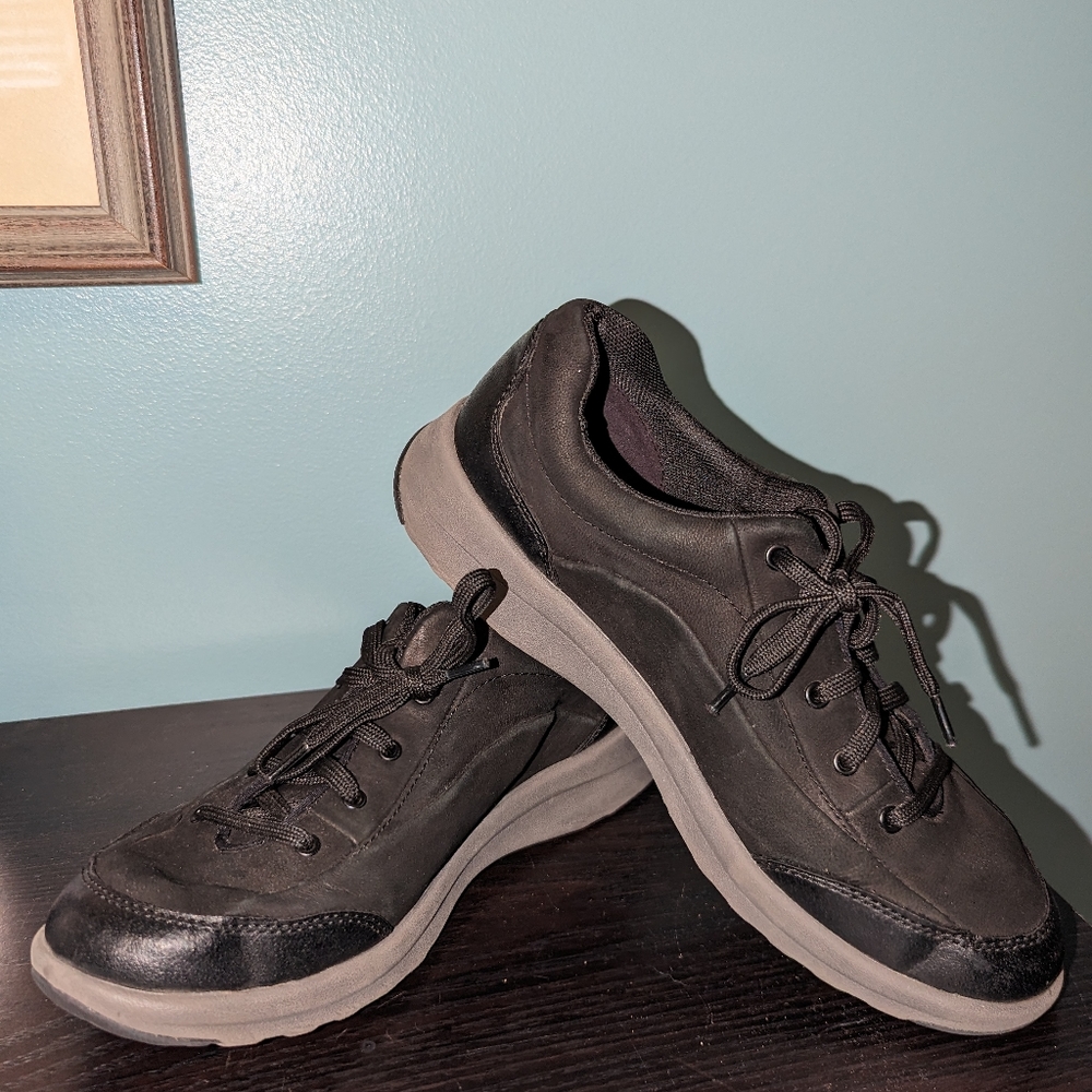 CLEARANCE: Clarks Collection soft cushion sneaker, size 8, black
